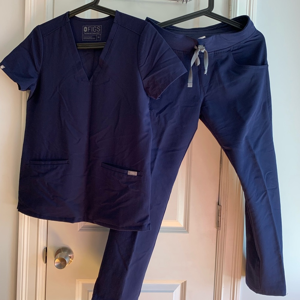 FIGS - Casma Three-Pocket Scrub Top and Kade Cargo Scrub Pants Women’s scrub set